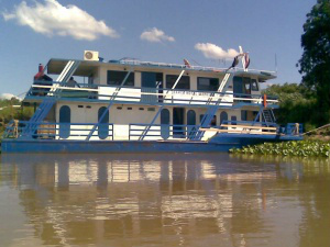 Barco-hotel que virou com 27 a bordo era de colônia no Paraguai O barco de turismo de pesca que naufragou no Rio Paraguai, nesta quarta-feira, em foto de divulgação. (Foto: Reprodução Facebook)
