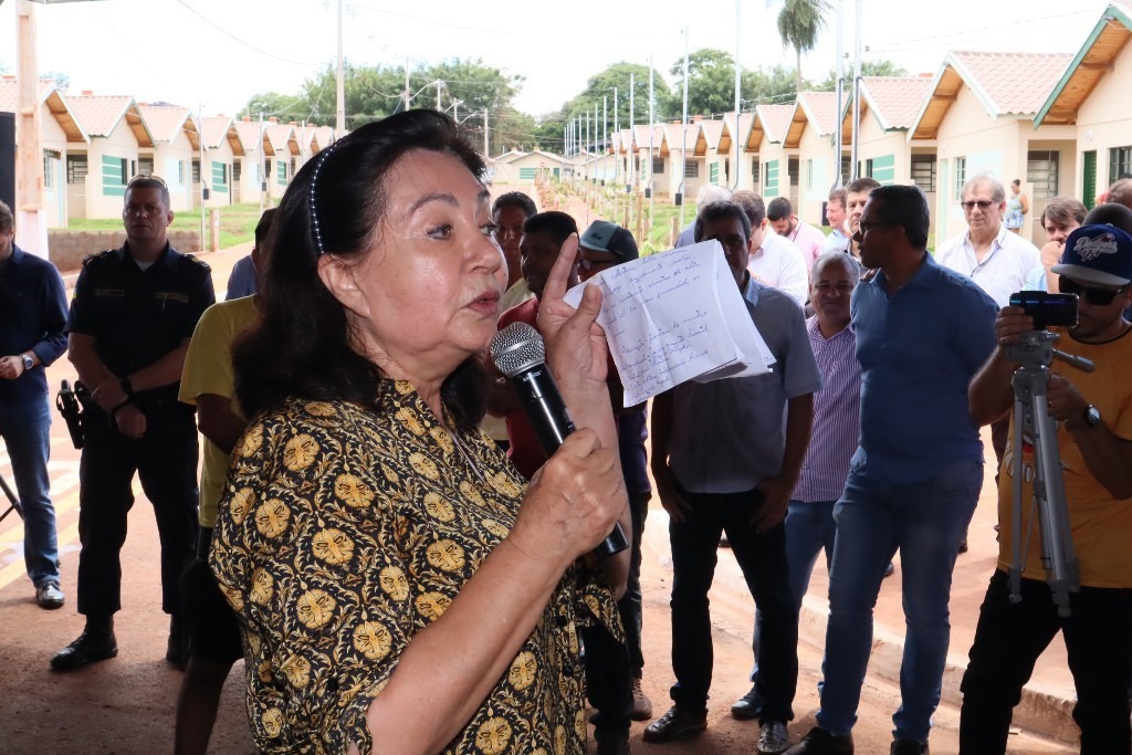 Délia diz que entrega de casas é o resultado da mobilização e luta dos movimentos sociais Prefeita entregou Conjunto Habitacional Honório Almirão e realizou o sonho da casa própria para 200 famílias douradenses. A. Frota