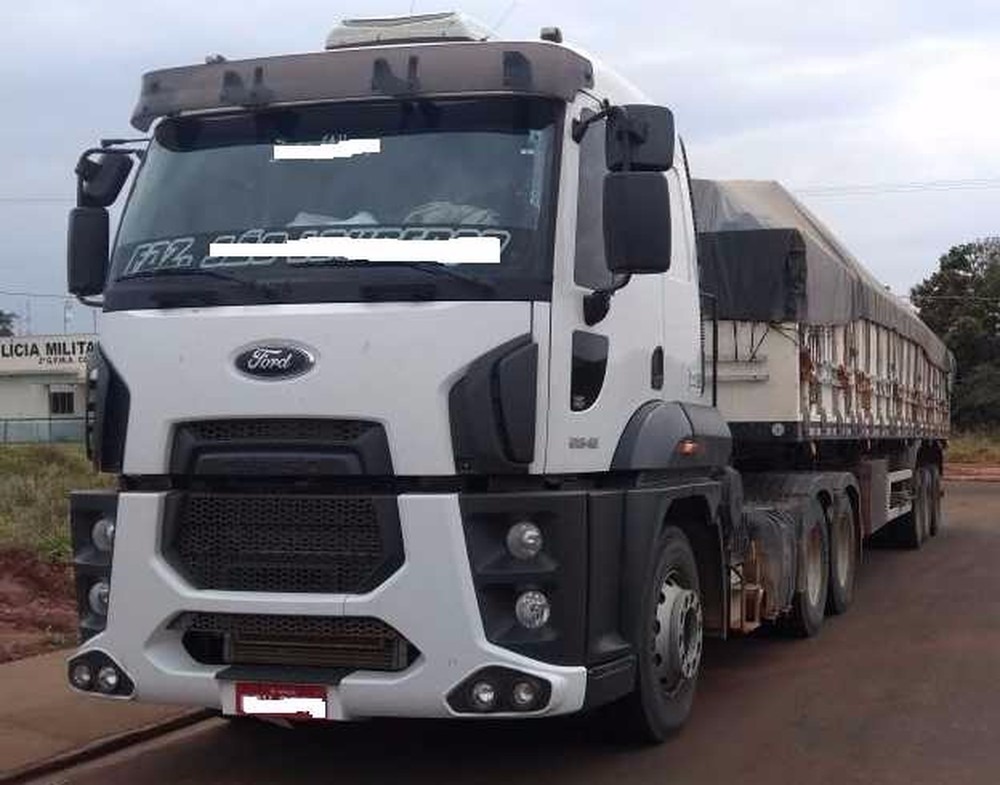Carreta e carga foram apreendidas e levadas para a delegacia da cidade (Foto: Polícia Militar Ambiental/Divulgação)