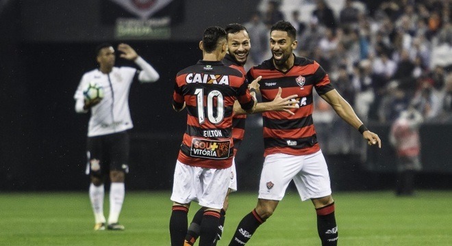 Jô (ao fundo) lamenta enquanto jogadores do Vitória comemoram gol
Ofotográfico/Folhapress