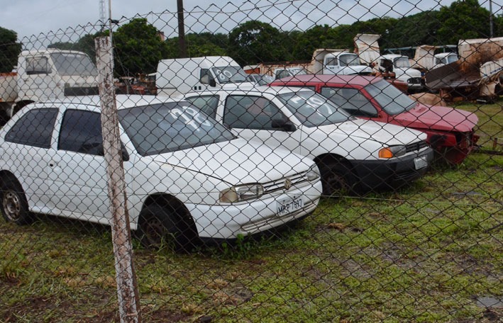 Veículos no pátio da Secretaria de Infraestrutura, em Campo Grande - Gerson Oliveira