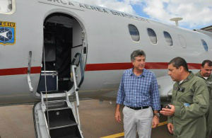 Diretor do BB garante a Murilo prioridade na licitação do aeroporto Murilo com equipe do Geiv (Grupo Especial de Inspeção em Voo), durante a inspeção de sistemas, com checagem em voo
Foto: A. Frota