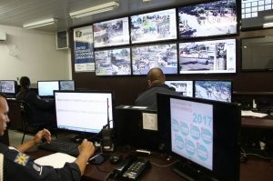 Teste pode ampliar videomonitoramento em escolas públicas de Campo Grande Centra de videomonitoramento da Guarda Municipal.