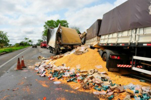 Três pessoas morrem em colisão envolvendo duas carretas na BR-267 Imagem: Márcio Rogério/Nova News