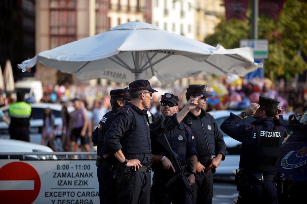 Policiais fazem roda em rua bloqueada em dia de festa em Bilbao, na Espanha, neste sábado (19), dois depois do atentado em Barcelona (Foto: REUTERS/Vincent West)