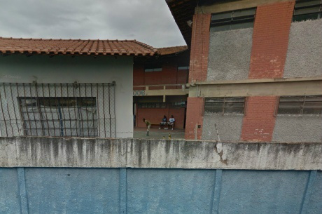 Aluna de 13 anos denuncia ter sido estuprada por 10 colegas dentro do banheiro da escola Vídeo gravado por alunos comprovaria agressão sexual
Google Street View / Reprodução