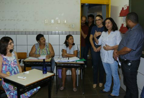 Educação abre ano letivo convocando pais e alunos para ‘um 2017 diferente’ Prefeita Délia Razuk vistoriou escolas pessoalmente acompanhada da secretária de Educação – A. Frota