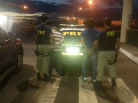 Durante barreira, um é preso acusado por tráfico internacional e outro por feminicídio As duas pessoas presas viajavam juntas, em uma caminhonete. Foto: Divulgação/PRF