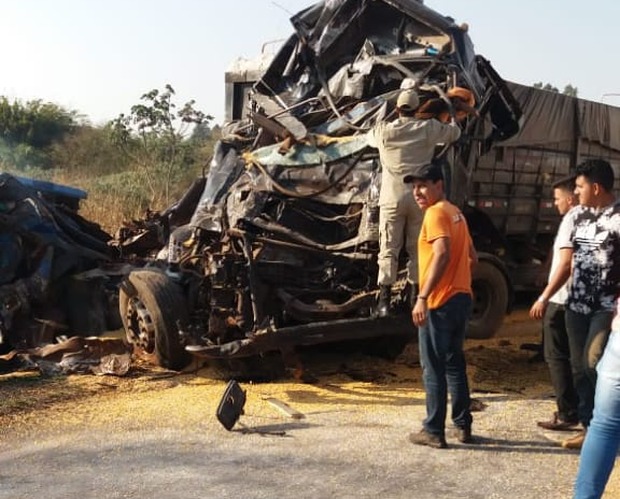 Motorista morre em acidente entre duas carretas na BR-163 (Eliel Oliveira)