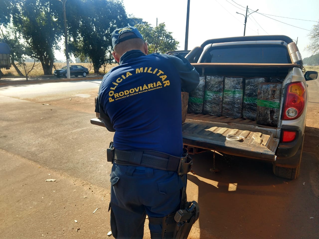 Polícia recupera L200 roubada em SP e apreende mais de 1,2 ton de maconha A apreensão ocorreu por volta das 5h30 de hoje. Divulgação