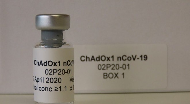 A primeira dose da vacina que será testada pela Universidade de Oxford
Sean Elias / Divulgação via Reuter
