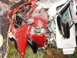 Colisão entre caminhões deixa dois mortos e um ferido na MS-395 Os veículos ficaram destruídos. (Foto: Diego Oliveira/Nova News)