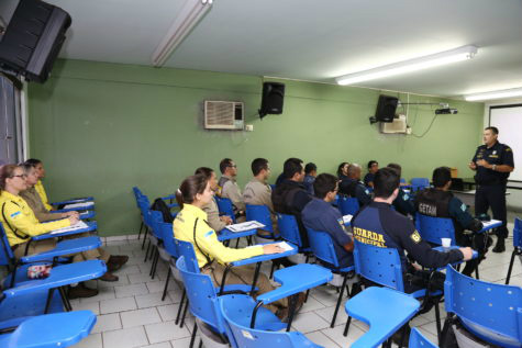 GM ministra curso de motociclista e batedor Curso começou nesta segunda, com aulas teóricas no auditório da Guarda Municipal de Dourados – A. Frota