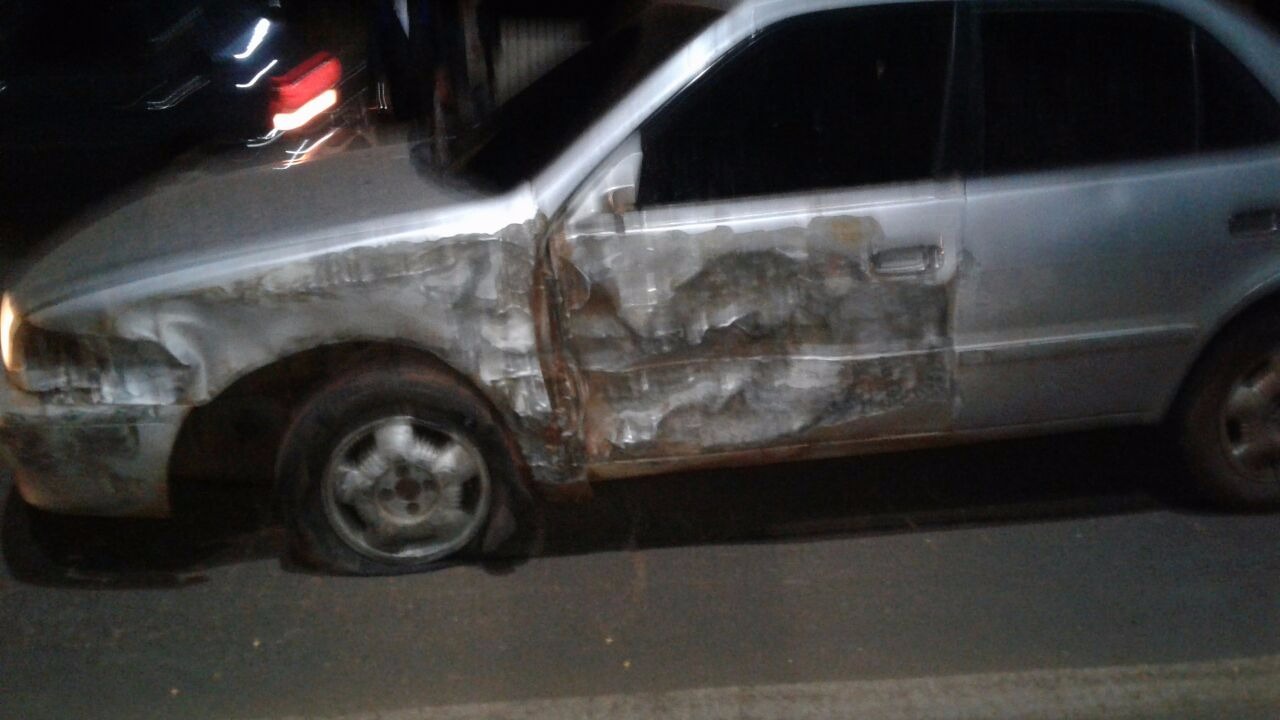 Motorista abandona Corolla com dois corpos no interior após acidente