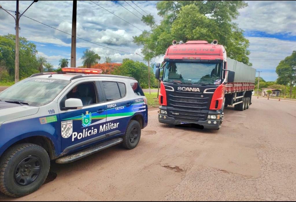 PM recupera carreta roubada e prende autor do crime