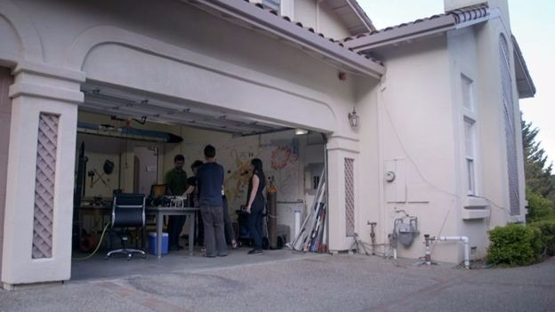 Na garagem da Rainbow Mansion está o laboratório. As garagens têm um papel crucial na mitologia do Vale do Silício: Hewlett-Packard, Apple e Google começaram em garagens