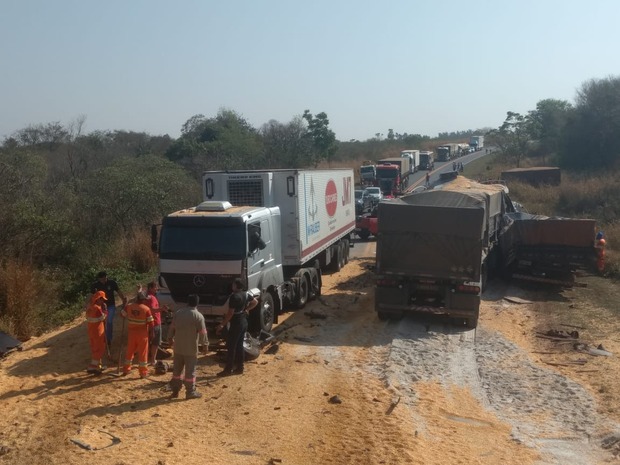 Acidente que deixou um morto envolveu 4 carretas e foi causado por pneu (Osvaldo Duarte)