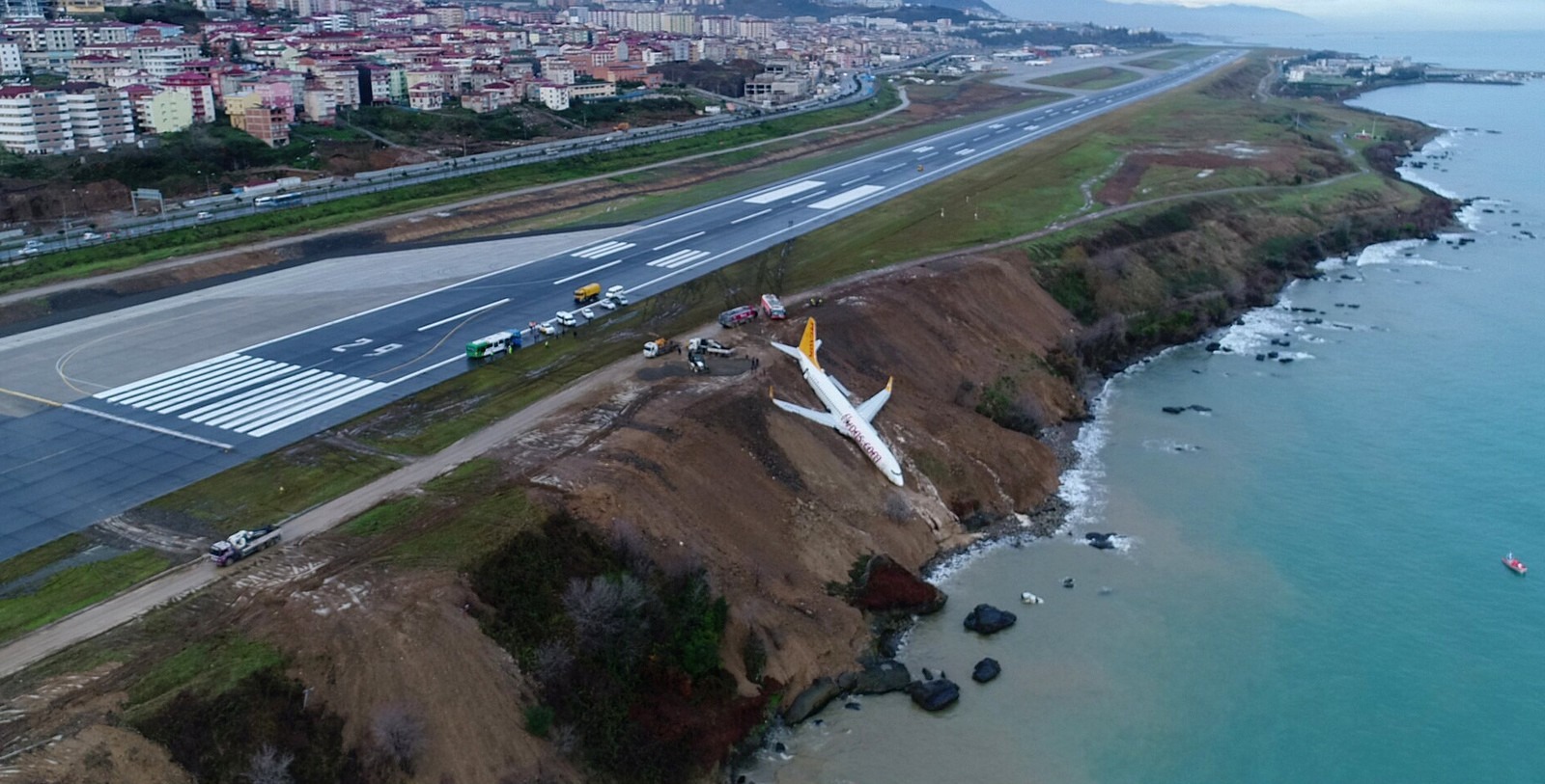 Avião derrapou da pista e parou no barranco à beira mar (Foto: Ihlas News Agency)