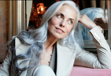 Aos 59 anos, modelo continua esbanjando corpaço Yasmina Rossi: cabelo e rosto impecáveis (Foto: Divulgação)