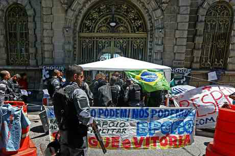 Temer autoriza uso das Forças Armadas para reforçar segurança no RJ Mulheres de policiais no Batalhão de Choque, no centro do Rio
Fábio Motta/Estadão Conteúdo