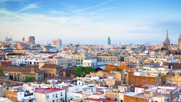 Moradores de Barcelona reclamam que os aluguéis na cidade estão subindo para todos, já que os proprietários só pensam nos turistas.
GETTY IMAGE