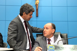Doadores de medulas ósseas poderão ser isentos de taxas de concursos públicos Foto: Victor Chileno ALMS
Professor Rinaldo (PSDB), autor do projeto, à esquerda, e presidente Junior Mochi (PMDB)