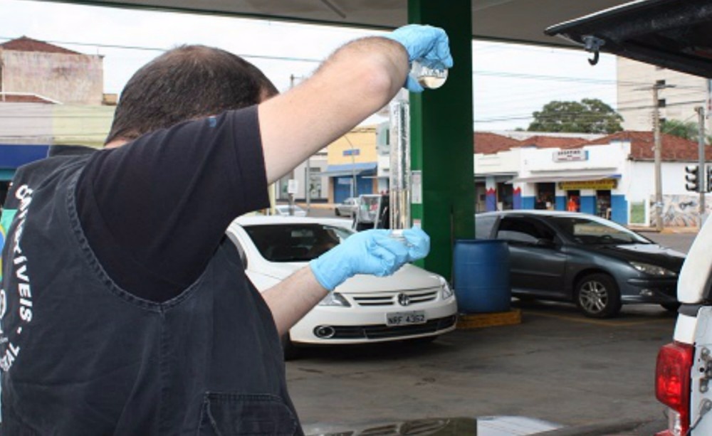 ANP verifica quantidade de etanol na gasolina (Foto: Procon-MS/Divulgação)
