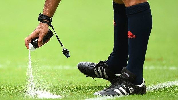 Por questões de saúde, spray para demarcar barreira é proibido na Alemanha Getty
Spray não será utilizado na Bundesliga, ao menos por enquanto