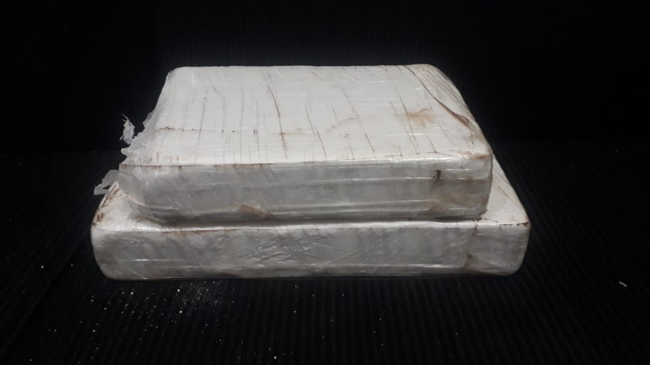 Dupla é presa com dois tabletes de cocaína frente ao aeroporto da Capital Divulgação