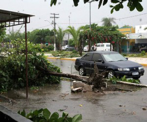 Tornado que atingiu Porto Murtinho em 2014 destelhou casas e virou embarcação 
(Foto: Toninho Ruiz)