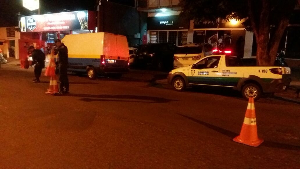 Equipes montaram blitz em frente de pointo de encontro no bairro - Foto: Divulgação/GCM