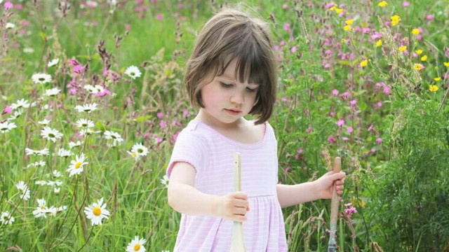 Com apenas 5 aninhos, menina com autismo faz pinturas incríveis e é comparada a Monet Iris Grace pinta por cerca de duas horas Foto: Reprodução do Facebook