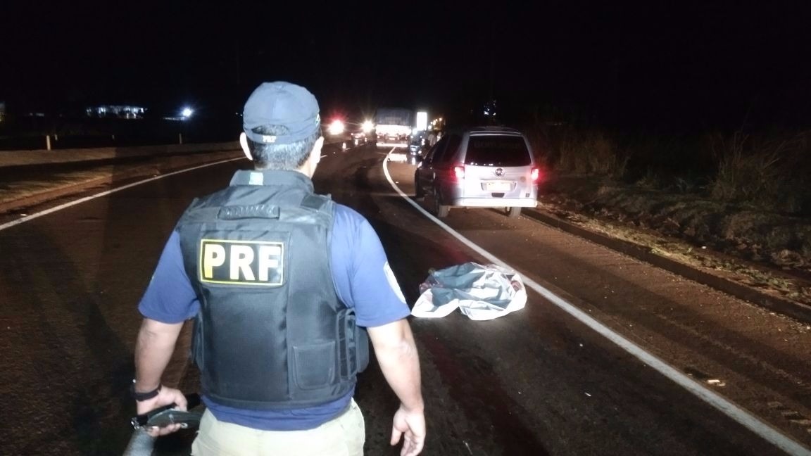 Moto bate em caminhão, fica presa ao tanque e piloto morre Acidente ocorreu na noite de ontem em Dourados - Fotos: Osvaldo Duarte