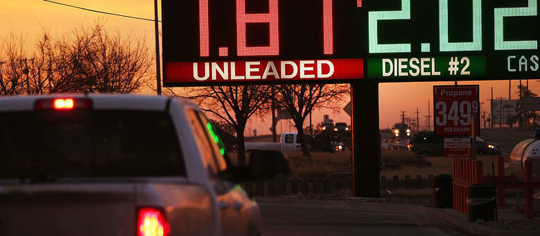 Brasil está entre os países onde mais se gasta para abastecer o carro Galão de gasolina (3,78 litros) é vendido por US$ 1,87 (R$ 5,83) em posto do Texas. Isso equivale a R$ 1,54 o litro
Getty Images