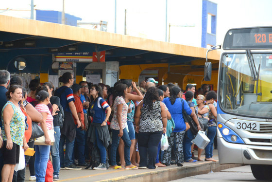Isenção fiscal só continua se tarifa de ônibus da Capital baixar, diz prefeito Ônibus lotados e demorados estão entre as problemas do transporte da Capital - Foto: Gerson Oliveira / Correio do Estado