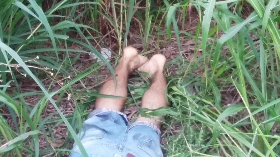 Corpo foi encontrado em um terreno na rua Natal, em Dourados. Osvaldo Duarte/DdosNews
