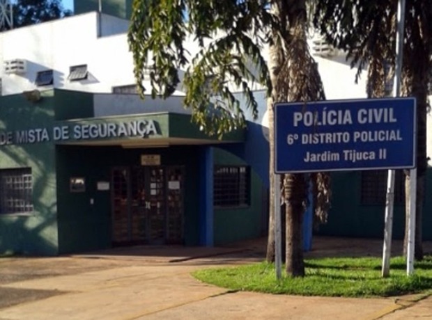Casal de idosos são feitos reféns durante assalto a residência Casal de idosos são feitos reféns durante assalto a residência