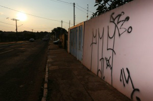 Rabiscos deixam muros e fachadas esteticamente 