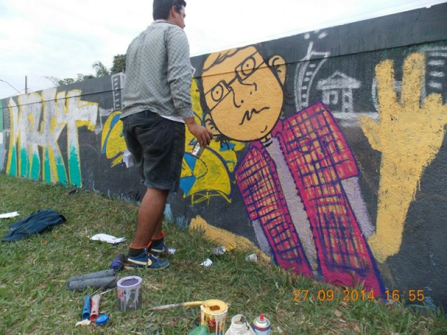 Grafiteiros usam muro de escola como tela em encontro estadual Participantes utilizaram o muro de uma escola pública da Capital para fazer os grafites. (Foto: Reprodução/Facebook)