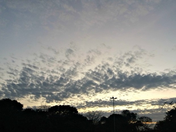 Semana começa com nuvens carregadas, chuva e possibilidade de trovoadas em MS