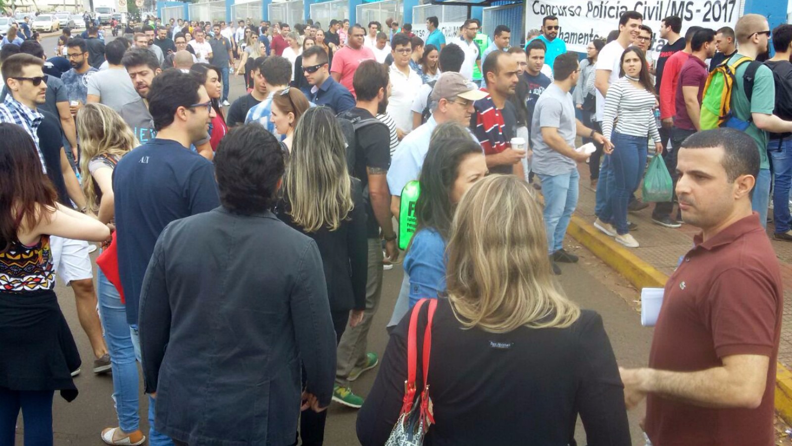 Concurso para delegado usa equipamento de rastreamento da Anatel para combater fraudes Candidatos em frente a entrada do local de prova do concurso para delegado da Polícia Civil de MS (Foto: Ariovaldo Dantas)