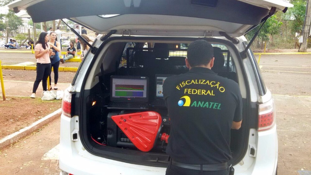 Concurso para delegado usa equipamento de rastreamento da Anatel para combater fraudes Técnico da Anatel utilizando equipamento de rastreamento no local das provas do concurso para delegado da Polícia Civil em MS (Foto: Ariovaldo Dantas)