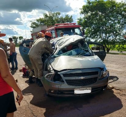 Veículo capota no Indubrasil e dois são socorridos para Santa Casa whatsapp