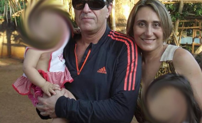 Mulher é morta a tiros pelo ex-marido na frente de filhas Mulher é morta a tiros pelo ex-marido na frente de filhas
