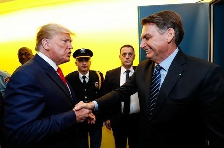 Trump não vai sobretaxar aço e alumínio do Brasil, diz Bolsonaro Bolsonaro e Trump conversaram por cerca de 15 minutos
Alan Santos/PR