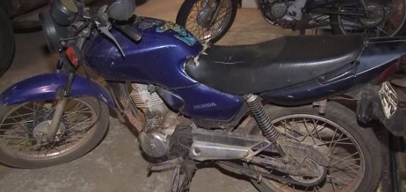 Dois são presos após simularem acidentes para cometer assaltos Motocicleta utilizada para cometimento dos roubos