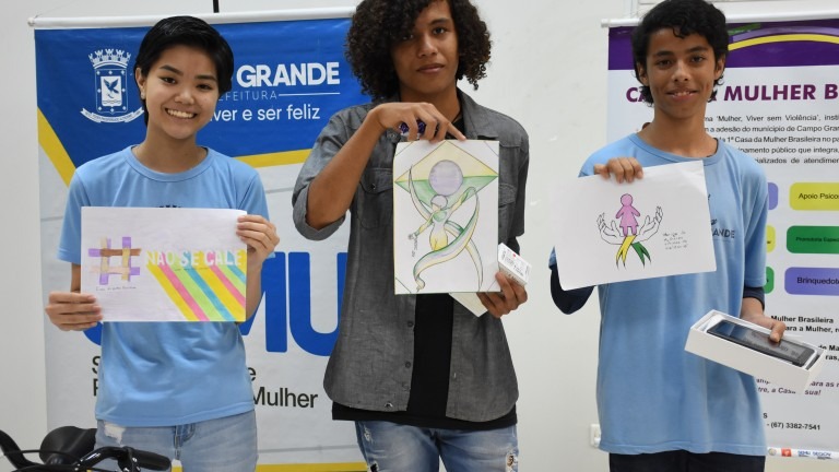 Prefeitura entrega premiação a alunos em concurso que escolheu bandeira da Casa da Mulher Prefeitura entrega premiação a alunos em concurso que escolheu bandeira da Casa da Mulher