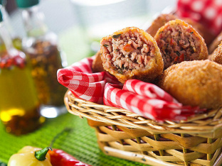 Comida de boteco, croquete de mortadela é fácil de fazer