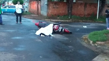 Motociclista é morto com dois tiros e dupla é presa pelo crime A vitima foi alvo de uma dupla no bairro Aero Rancho.
