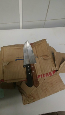Autor de duplo homicídio é preso, logo após ter cometido o crime na Capital Facas apreendidas com autor do duplo homicídio.